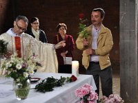 web-Festa Pinessi 2012 (111)  Consegna di una rosa al rappresentante di ogni singolo ramo della famiglia Pinessi in ricordo dei cari defunti
