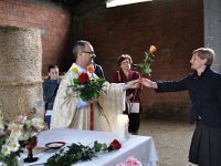 web-Festa Pinessi 2012 (112)  Consegna di una rosa al rappresentante di ogni singolo ramo della famiglia Pinessi in ricordo dei cari defunti