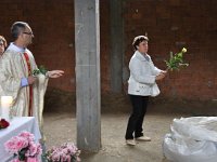 web-Festa Pinessi 2012 (114)  Consegna di una rosa al rappresentante di ogni singolo ramo della famiglia Pinessi in ricordo dei cari defunti