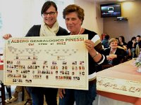 web-Festa Pinessi 2012 (130)  Consegna Albero Genealogico a Giuseppina con Chiara, moglie e figlia di Virginio Finazzi