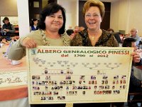 web-Festa Pinessi 2012 (135)  Consegna Albero Genealogico a Mary Sacchetti con la figlia Orietta