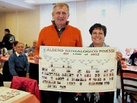 web-Festa Pinessi 2012 (137)  Consegna Albero Genealogico a Pierangela Sacchetti con il marito