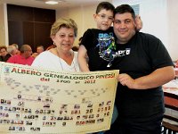 web-Festa Pinessi 2012 (140)  Consegna Albero Genealogico a Lucia Pinessi con figlio Paolo e nipote Lorenzo