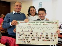 web-Festa Pinessi 2012 (142)  Consegna Albero Genealogico ad Alberto Pinessi con il fratello Felice e la moglie Lisetta