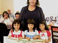 web-Festa Pinessi 2012 (147)  Consegna Albero Genealogico a Cristina Pinessi con le gemelline Chiara, Sara ed Eva