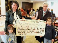 web-Festa Pinessi 2012 (149)  Consegna Albero Genealogico a Nini, moglie di Battista Sacchetti, con figlia Monica e nipoti Giulia e Sofia