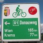 Cartello segnaletico della pista ciclabile sul Danubio