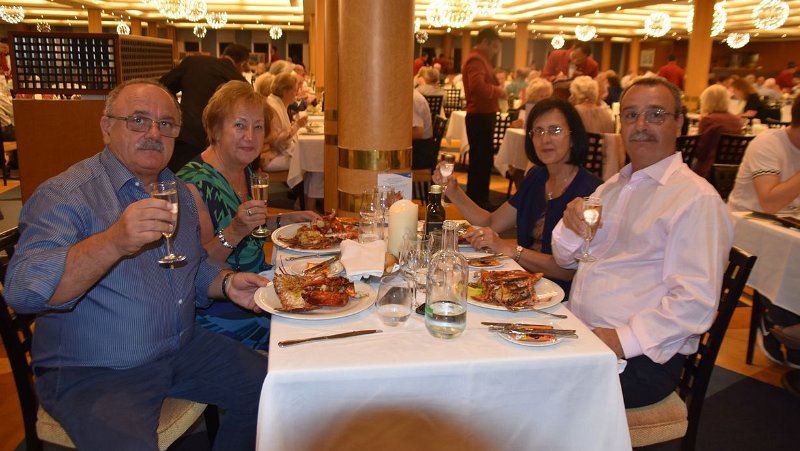 Cena a base di aragosta e prosecco