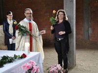 web-Festa Pinessi 2012 (113)  Consegna di una rosa al rappresentante di ogni singolo ramo della famiglia Pinessi in ricordo dei cari defunti